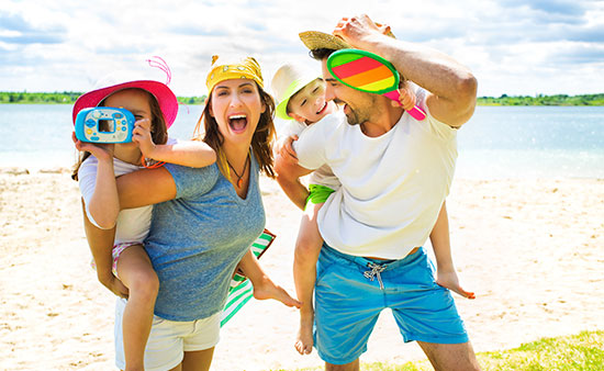 familia feliz en la playa