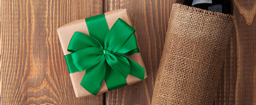 caja de regalos con moño verde
