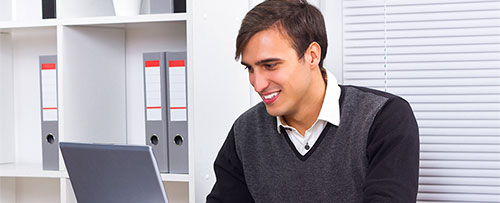 joven frente a la computadora accediendo a los servicios en línea